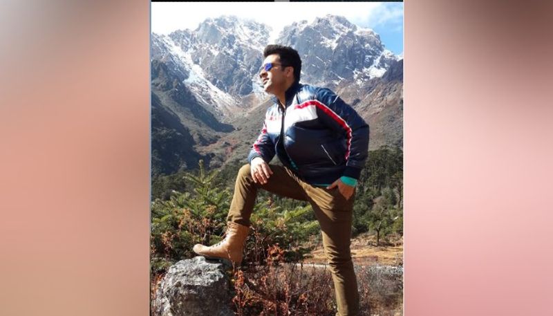 বর্তমানে বেশ কয়েকটি ছবির কাজ নিয়ে ব্যস্ত আবির। একের পর এক ছবির প্রস্তাব এখন নিত্য আসে আবিরের কাছে। কাজের মাঝে খানিক সময় করে নিয়ে বেরিয়ে পড়তেও বেজায় পছন্দ করেন আবির চট্টোপাধ্যায়।