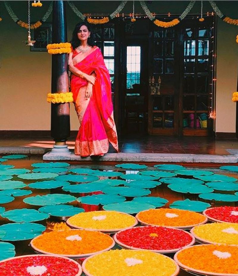 புடவையில் பதுமை போன்று பார்க்கும் ஷ்ரத்தா