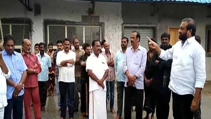 ysrcp mla nallapareddy prasannakumar reddy serious on jonnavada temple employee ysrcp mla nallapareddy prasannakumar reddy serious on jonnavada temple employee