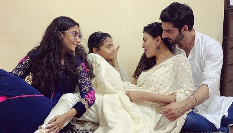 দুই মেয়ে রেনি এবং আলিশাকে নিয়ে বয়ফ্রেন্ড রহমানের সঙ্গে আদুরেপনায় মেতেছেন অভিনেত্রী।