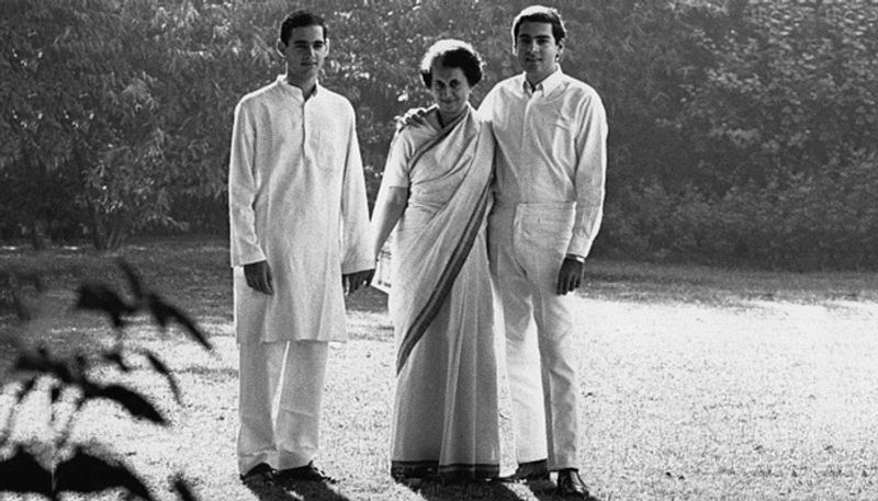 দিল্লির বাড়িতে রাজীব ও সঞ্জয় গান্ধীর সঙ্গে শ্রীমতী গান্ধী।