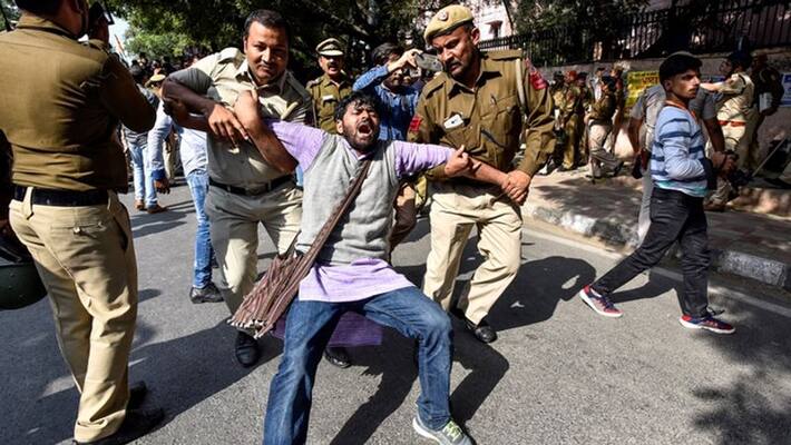 JNU students union alleges, police detaining students detained in bus on streets JNU students union alleges, police detaining students detained in bus on streets
