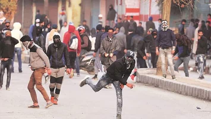 After the removal of article 370 in Kashmir, Pakistan has violeted seizefire 950 times on LOC, 765 stonepelters got arrested After the removal of article 370 in Kashmir, Pakistan has violeted seizefire 950 times on LOC, 765 stonepelters got arrested