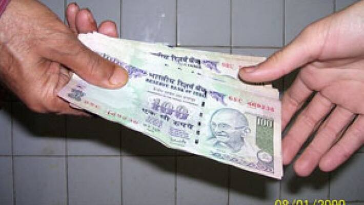 Hyderabad Cop Caught Taking Rs 50,000, Booze As Bribe In Businessman's Car Hyderabad Cop Caught Taking Rs 50,000, Booze As Bribe In Businessman's Car