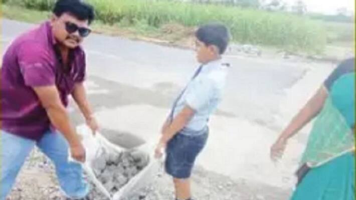 Tumakur teacher couple with their children fills potholes Tumakur teacher couple with their children fills potholes