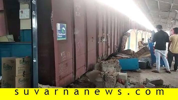 Goods Train Collision to Shop in Railway Platform in Yadgir Goods Train Collision to Shop in Railway Platform in Yadgir