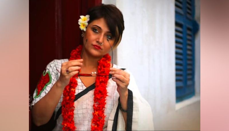 দুপুর ঠাকুরপো ওয়েব সিরিজের পরই যেন স্বস্তিকা এফেক্ট দ্বিগুণ হয়ে দাঁড়িয়েছে। সেখানে সাবেকি লুকেই ক্যামেরাবন্দি হয়েছিল স্বস্তিকার হট পোজ। আজও সেই সিরিজ হিট।