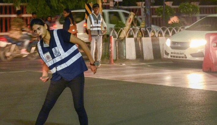 mba student girl shubi jain manage traffic for different and unique style handling in indore