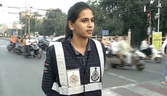 mba student girl shubi jain manage traffic for different and unique style handling in indore