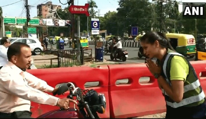 mba student girl shubi jain manage traffic for different and unique style handling in indore