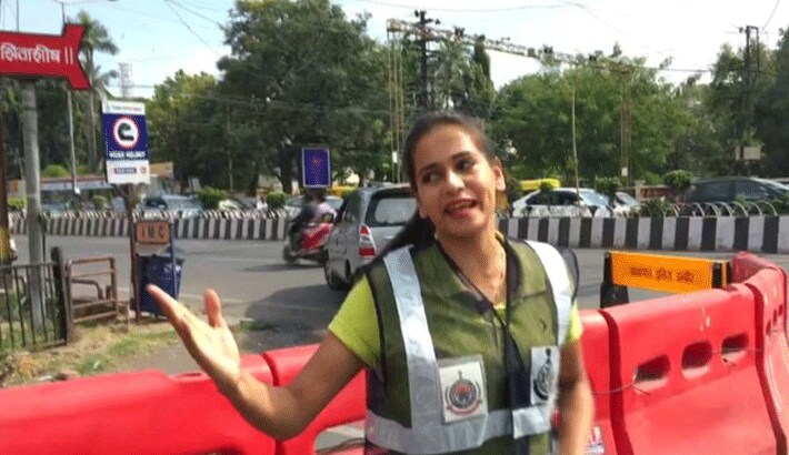 mba student girl shubi jain manage traffic for different and unique style handling in indore