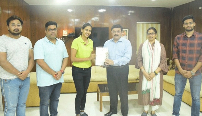 mba student girl shubi jain manage traffic for different and unique style handling in indore