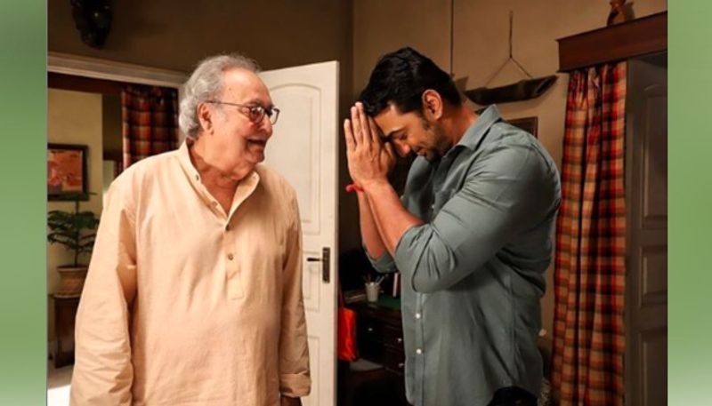 মধ্যবিত্ত পরিবারের এক অতি পরিচিত গল্পই তুলে ধরবে সাঁঝবাতি ছবি। সেখানেই দেখা যাবে দেব ও সৌমিত্র চট্টোপাধ্যায়কে প্রথমবারের জন্যে। বাংলা ছবির দুই অধ্যায় ধরা দেবেন একই ফ্রেমে।
