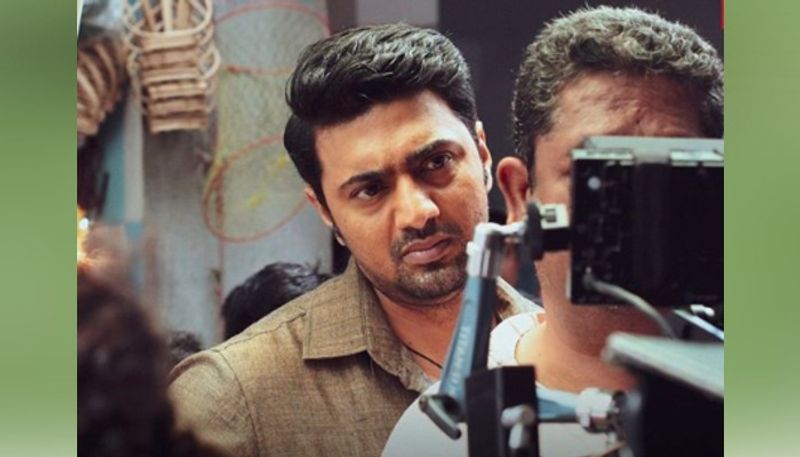 ছক ভাঙা এক ভালো বাসারই গল্প বলবে এই ছবি। প্রথম থেকেই তা তুলে ধরা হয়েছে ছবির প্রতিটি পোস্টারে, ফ্রেমে। অনবদ্য লুকে ধরা দিলেন দেব।