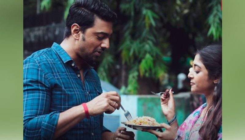 এক পারিবারিক গল্প হল সাঁঝবাতি। যাঁর পরতে পরতে জড়িয়ে রয়েছে এক অভিমানের গল্প, এক না বলা পরিবারের গল্প। বছরের শেষেই মুক্তি পাবে এই ছবি।