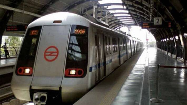 Man flashes in front of a girl in Delhi Metro Man flashes in front of a girl in Delhi Metro