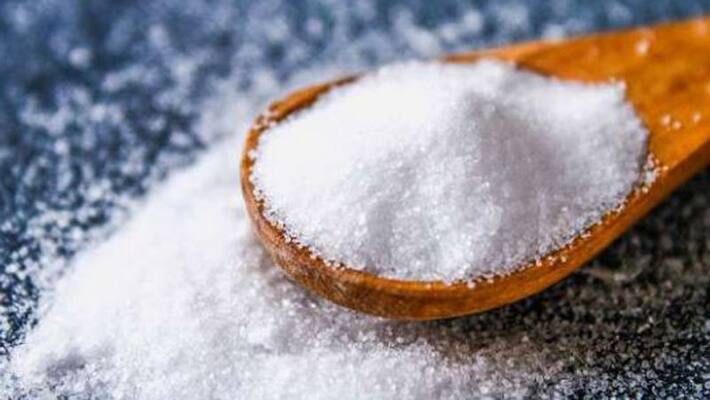 Eating raw salt is harmful to the body Eating raw salt is harmful to the body