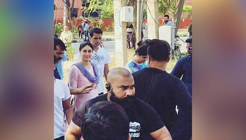 Aamir khan Lal Singh Chaddha Spotted at gurudwara bhatta sahib punjab in kesari colour pagdi