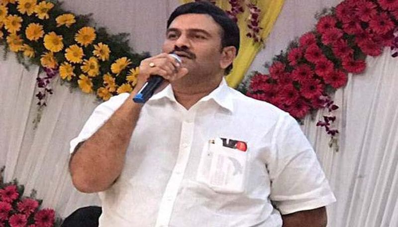 ఇక ఈ తతంగం జరిగే ముందు రెండు పరిణామాలు చోటు చేసుకున్నాయి. జగన్ మోహన్ రెడ్డి గారికి లేఖను రాసే ముందు రఘురామ కృష్ణంరాజు మోడీని పొగుడుతూ ఉన్న ఒక పాటను సోషల్ మీడియాలో షేర్ చేసారు. అది రఘురామకృష్ణంరాజే పాడించారు అని వార్తలు వచ్చినప్పటికీ... ఆయనే దాన్ని స్వయంగా ఖండించారు.