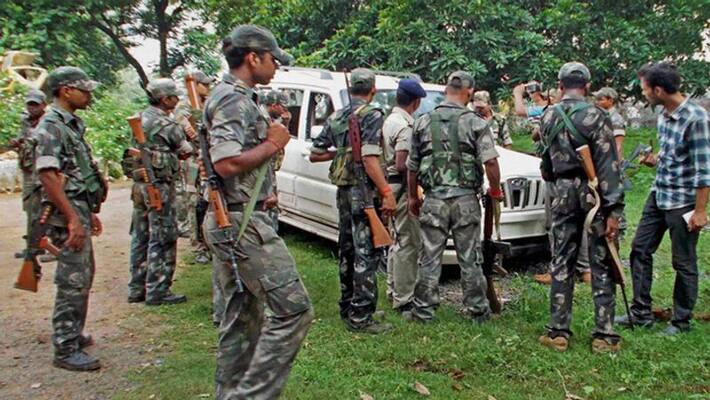 Jharkhand: Naxalites threaten just before the election, gunfire on police van, 4 policemen martyred Jharkhand: Naxalites threaten just before the election, gunfire on police van, 4 policemen martyred