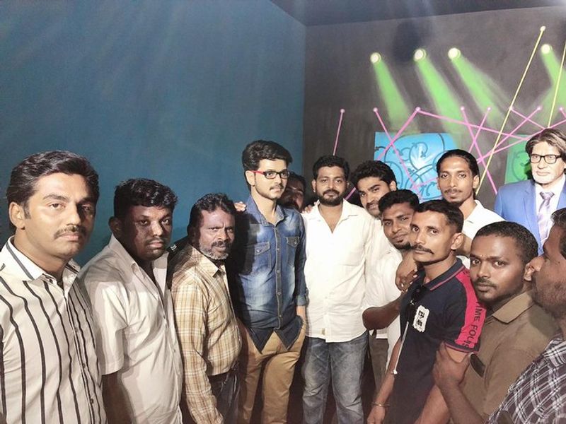 புகைப்படம் எடுக்க குவியும் ரசிகர்கள்