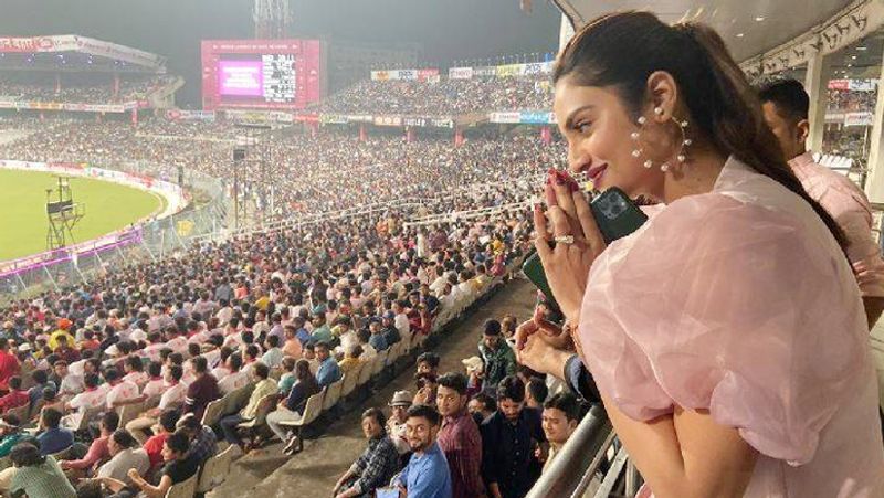 <p><br />
গত বুধবার মেদিনীপুরের ডেবরায় দলের হয়ে প্রচারে গিয়েছিলেন নুসরত। সেখানেই ভরা সভায় আমজনতার কাছে ক্ষমা চান নুসরত।</p>