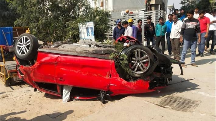 Hyderabad: car accident on bio diversity fly ove, woman dead Hyderabad: car accident on bio diversity fly ove, woman dead
