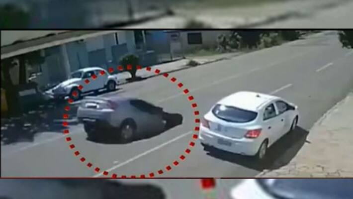 Full speed car trapped in the pit shocked people Full speed car trapped in the pit shocked people