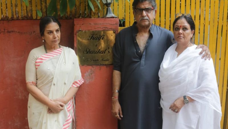 সাদা শাড়ি পড়ে সকলের সঙ্গে দেখা করেন। মানসিকভাবে ভেঙে পড়লেও সকলের সঙ্গে কথা বলেন এদিন তিনি। মাঝে মধ্যে ভেঙেও পড়েন তিনি।