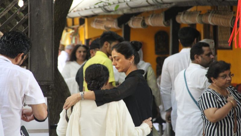 খবর পাওয়া মাত্রই বি-টাইনের ঢল নামে শাবানা আজমির বাড়িতে। একের পর এক তারকাদের সমাবেশ ঘটতে থাকে। শনিবার ভোর থেকেই তারকাদের আনাগোনা শুরু হয়।