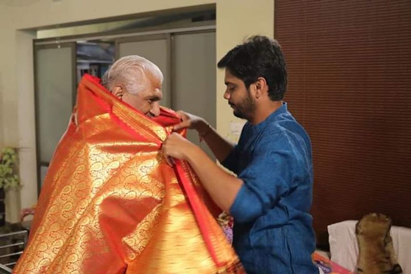 ಶಾಲು ಹೊದಿಸಿ ಆರ್ಶೀವಾದ ಮಾಡಿದ ಅವಧೂತ ವಿನಯ್ ಗುರೂಜಿ