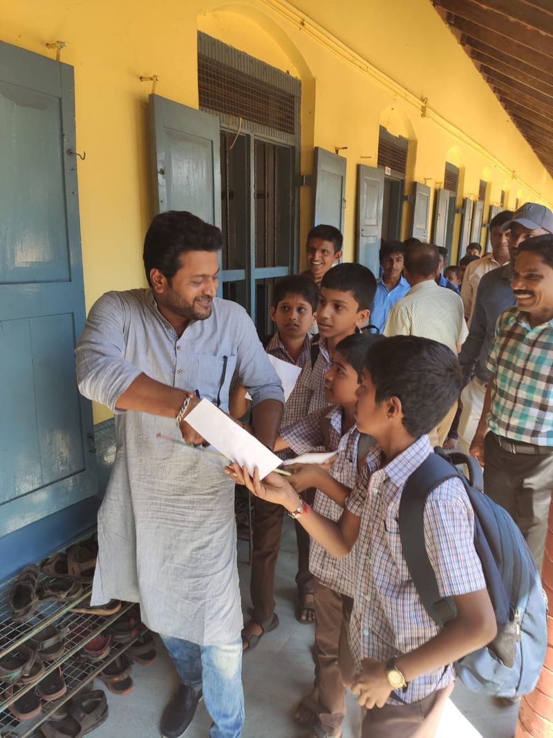 ತಮ್ಮ ಪ್ರೈಮರಿ ಸ್ಕೂಲಿನ ಬೋರ್ಡನ್ನೇ ಬಳಸಿ ಸಿನಿಮಾ ಮಾಡಿದ್ದ ರಿಷಬ್, ಇದೀಗ ತಾವು ಓದಿದ ಹೈಸ್ಕೂಲಿಗೆ ಭೇಟಿ ನೀಡಿದ್ದಾರೆ