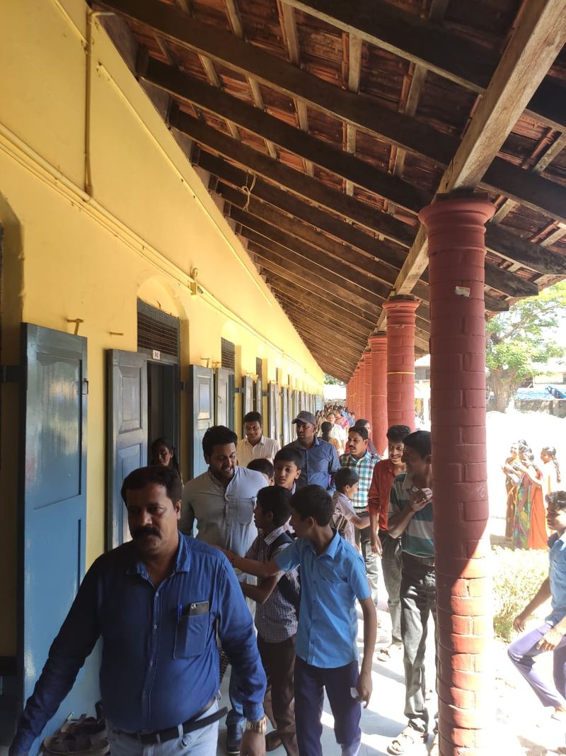 ಕುಂದಾಪುರದ ಬೋರ್ಡ್ ಹೈಸ್ಕೂಲ್ನಲ್ಲಿ ರಿಷಬ್ ಶೆಟ್ಟಿ ವಿದ್ಯಾಭ್ಯಾಸ ಮಾಡಿದ್ದರು