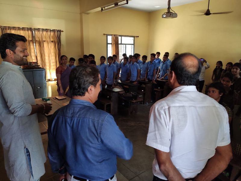 ರಿಷಬ್ ಶೆಟ್ಟಿ ಶಾಲಾ ಭೇಟಿಯಿಂದ ಇದೀಗ ಹಲವರಿಗೂ ತಮ್ಮ ತಮ್ಮ ಶಾಲಾ ದಿನಗಳಿಗೆ ಮರಳುವಾಸೆ ಬಂದಿದೆ