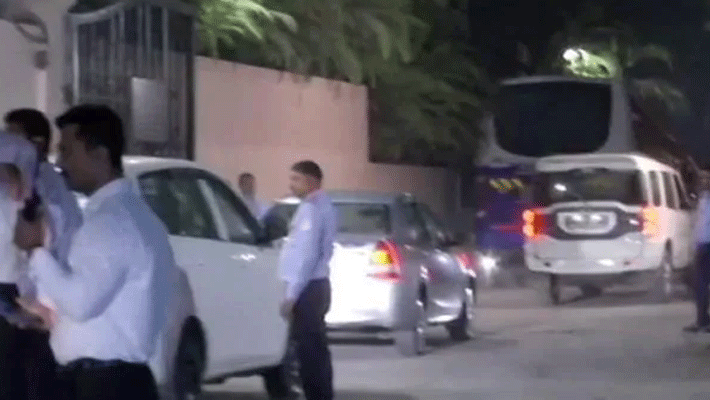 Maharashtra: Shiv Sainiks are guarding the MLAs bring back the MLA who came out of the hotel at night Maharashtra: Shiv Sainiks are guarding the MLAs bring back the MLA who came out of the hotel at night