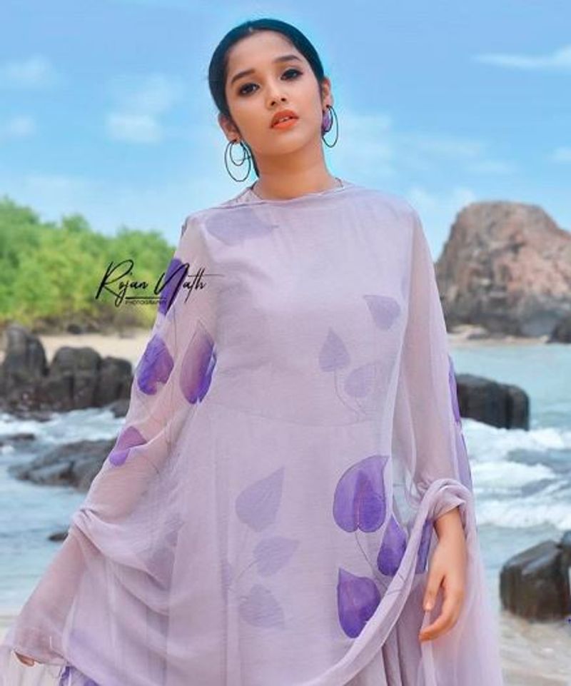 ஹீரோயின்களுக்கே சவால் விடுவது போன்ற அழகு