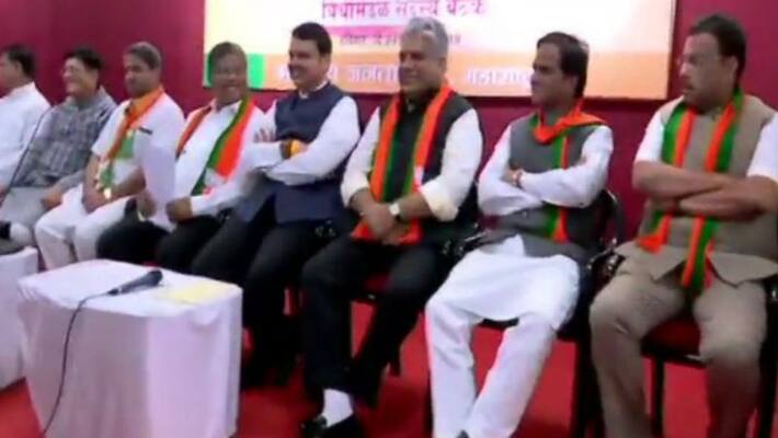 Leaders active after hearing postponement in SC, Uddhav Thackeray to meet Fadnavis, Sharad and Ahmed Patel with legislators Leaders active after hearing postponement in SC, Uddhav Thackeray to meet Fadnavis, Sharad and Ahmed Patel with legislators