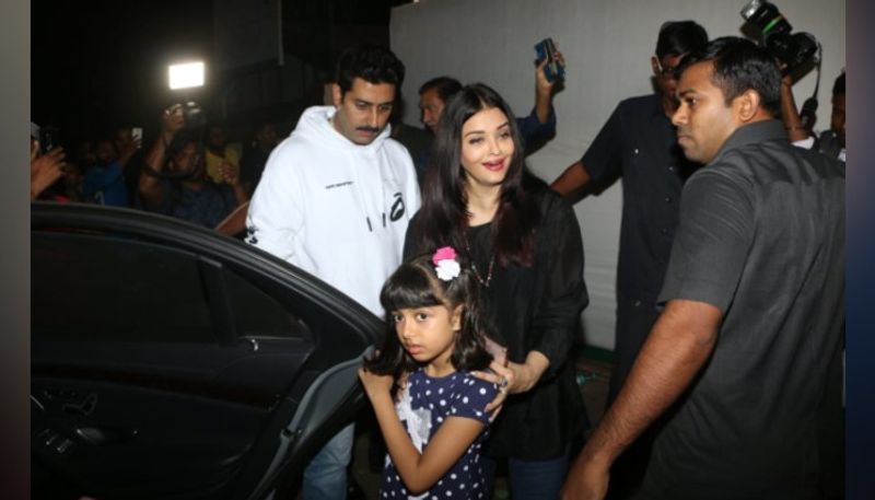 এদিন পার্টিতে একটু দেরি করে পৌঁছলেও বচ্চন পরিবারের এই তিন সদস্য একই সঙ্গে এদিন পার্টি থেকে ফেরেন। সঙ্গে আরাধ্যাকে নিয়ে পোজ দিয়ে ছবিও তোলেন তিনি।
