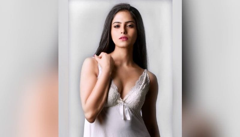 'চরিত্রহীন' ওয়েবসিরিজ দিয়ে বাংলা অভিনয়ের জগতে প্রথম কাজ করেন নয়না। খোলামেলা সাহসী দৃশ্যে অভিনয় করে দর্শকদের মন জিতে নিয়েছেন এই তন্বী অভিনেত্রী।