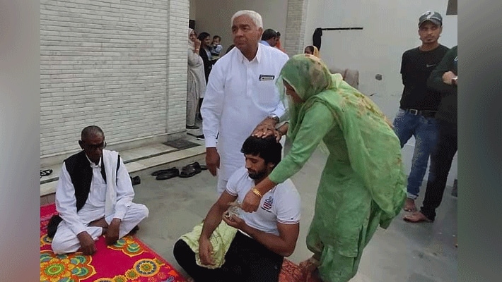 wrestler bajrang punia will marry mahavir phogats daughter sangeeta