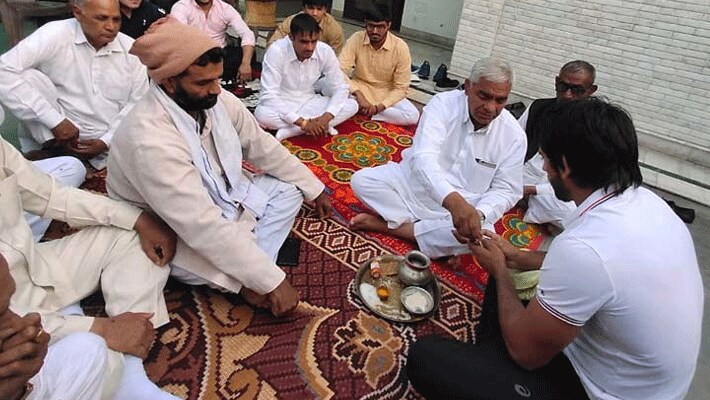 wrestler bajrang punia will marry mahavir phogats daughter sangeeta