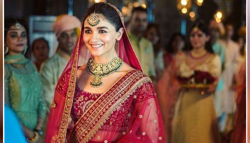 নববধূর লুকে ধরা দিয়ে সবাইকে চমকে দিয়েছেন আলিয়া। তাদের প্রেমের সম্পর্ক গুঞ্জন তো রয়েছেই পাশাপাশি বিয়ে নিয়েও শুরু হয়েছে জোর চর্চা। দুজনেরই পছন্দের ডেস্টিনেশনও বাছা প্রায় কমপ্লিট। এবার শুধু চার হাত এক হবার পালা।