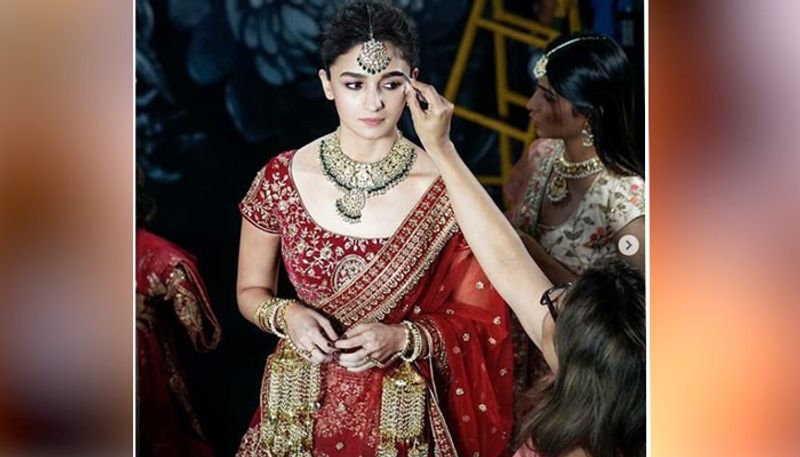 স্বর্গ থেকে নেমে এল রাজকন্যা। আলিয়াকে দেখে তাই-ই মনে হচ্ছে। জারদৌসির কাজ করা লাল লেহেঙ্গা,গলা ভর্তি হিরের ভারী গয়না, হাতের গোল্ডেন চৃড়া, মাথার মাংগ টিকায় অসাধারণ লুকে ধরা দিয়েছেন আলিয়া।