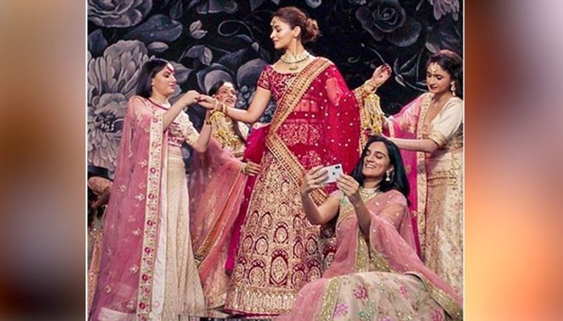 আলিয়ার এই ছবি পোস্ট হতেই নেটদুনিয়ায় ভাইরাল হয়েছে। ছবি দেখেই প্রশংসায় উচ্ছ্বসিত নেটিজেনদের একাংশ। প্রতিটি ছবিতে দেখা যাচ্ছে সুন্দর করে পোজ দিয়েছেন অভিনেত্রী। শুধু তাই নয় বন্ধুদের সঙ্গেও সেলফি তুলতে ব্যস্ত রয়েছেন অভিনেত্রী।
