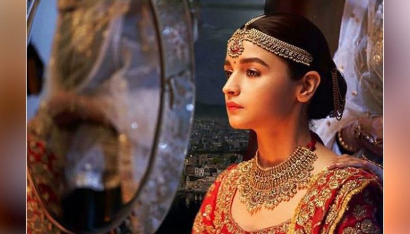 আলিয়া ভাটঃ ২০১৯ সালের শুরুতেই বাজিমাত করেছিলেন আলিয়া ভাট। মুক্তি পেয়েছিল গাল্লি বয় ছবিটি। অস্কার দৌড় থেকে শুরু করে পুরস্কার, কোনও তালিকা থেকে বাদ পড়েনি এই ছবি। সেখানে অভিনয়ে বাজিমাত করেছিলেন আলিয়া। ধরা দিয়েছিলেন এক ভিন্ন লুকে। এরপরই মুক্তি পায় কলঙ্ক ছবি। সেখানেও অনবদ্য উপস্থাপনা। ব্রহ্মাস্ত্র ছবির শ্যুটিং-এর জন্যও বছরের শুরু থেকে তিনি ছিলেন খবরের শিরোনামে।