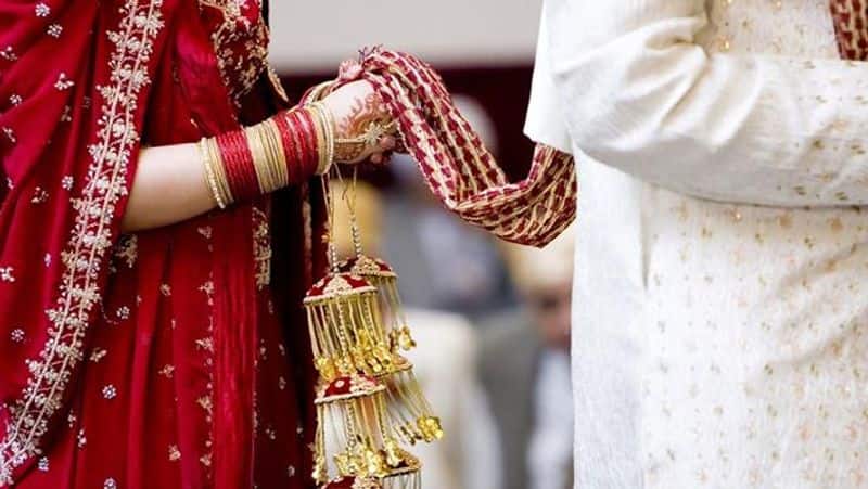 bride  suddenly stopped her marriage  because groom nose in very big  - happened in Karnataka