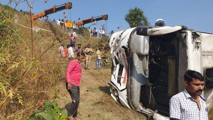 2 dead 24 injured after bus overturns in Pune 2 dead 24 injured after bus overturns in Pune