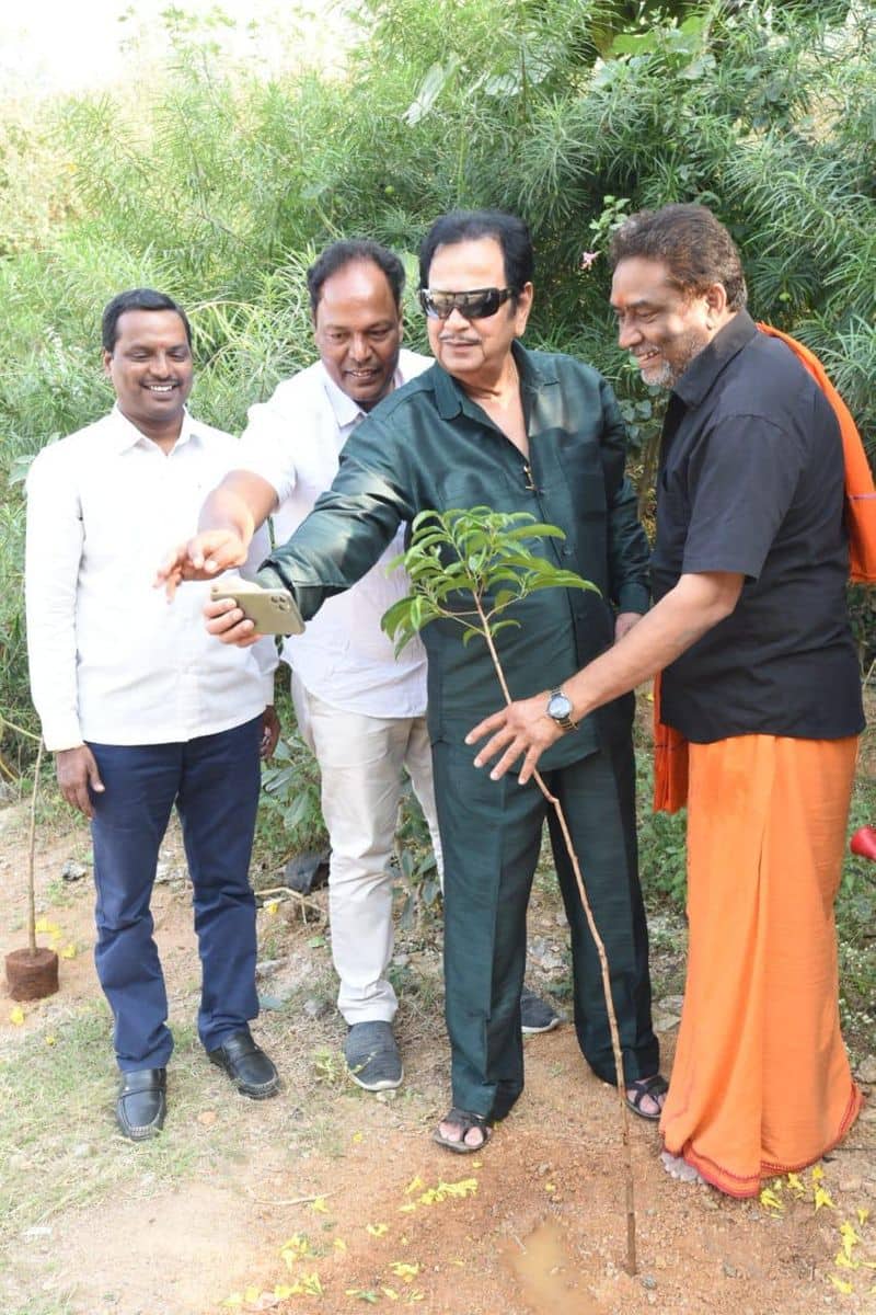 Actor Giribabu participated in Green India Challenge