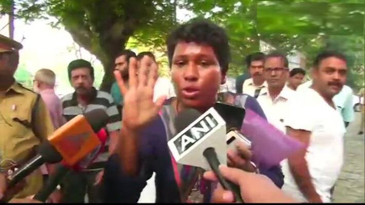 Desai and her accomplice reached Sabarimala temple, attacked by pouring chilli powder on Bindu Desai and her accomplice reached Sabarimala temple, attacked by pouring chilli powder on Bindu