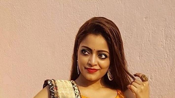 biggboss contestant janani iyer first singing song goes viral biggboss contestant janani iyer first singing song goes viral